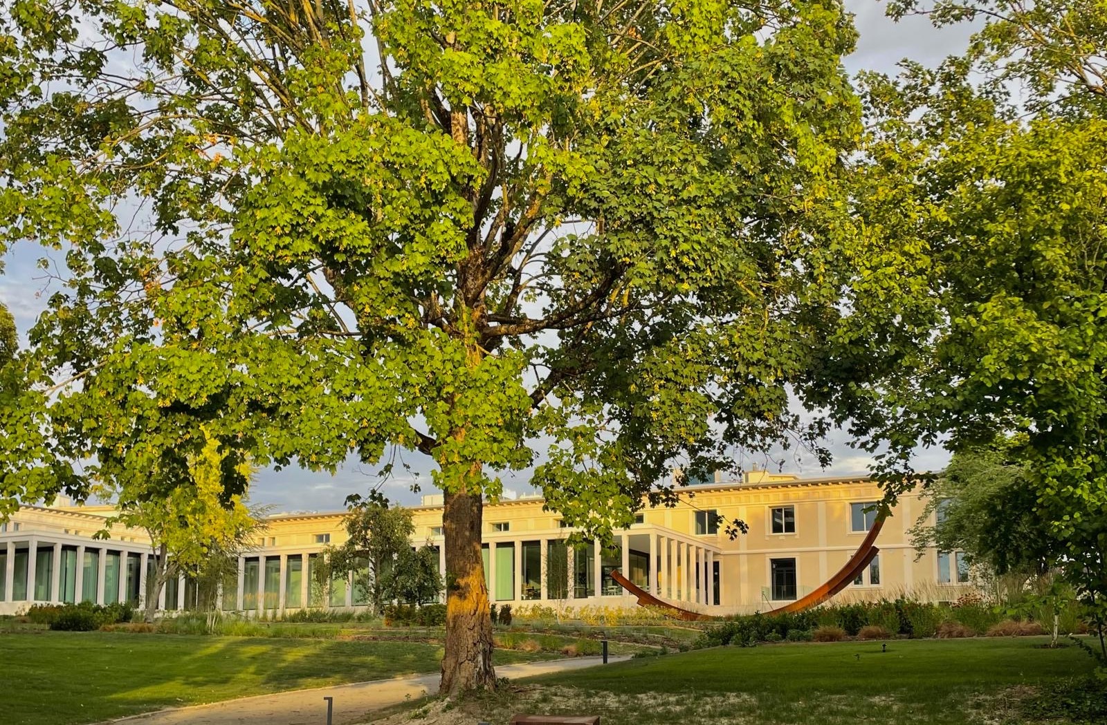 Bernar Venet Taittinger, Arc