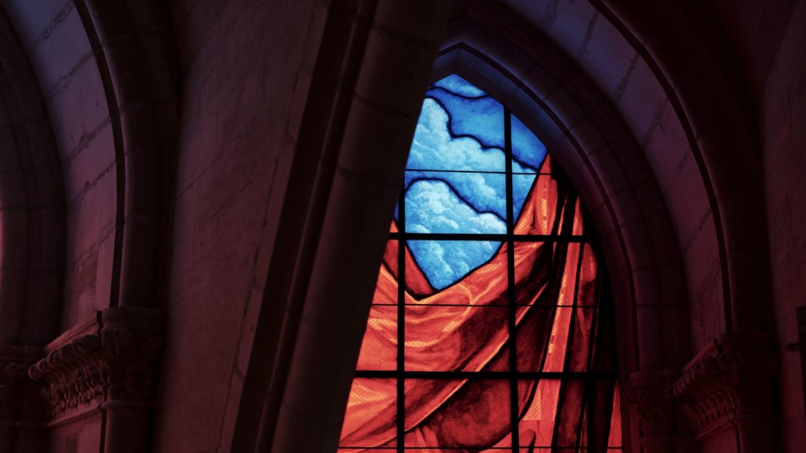 Palais du Tau, pose des vitraux dans la Chapelle palatine © Julie Limont - Centre des monuments nationaux