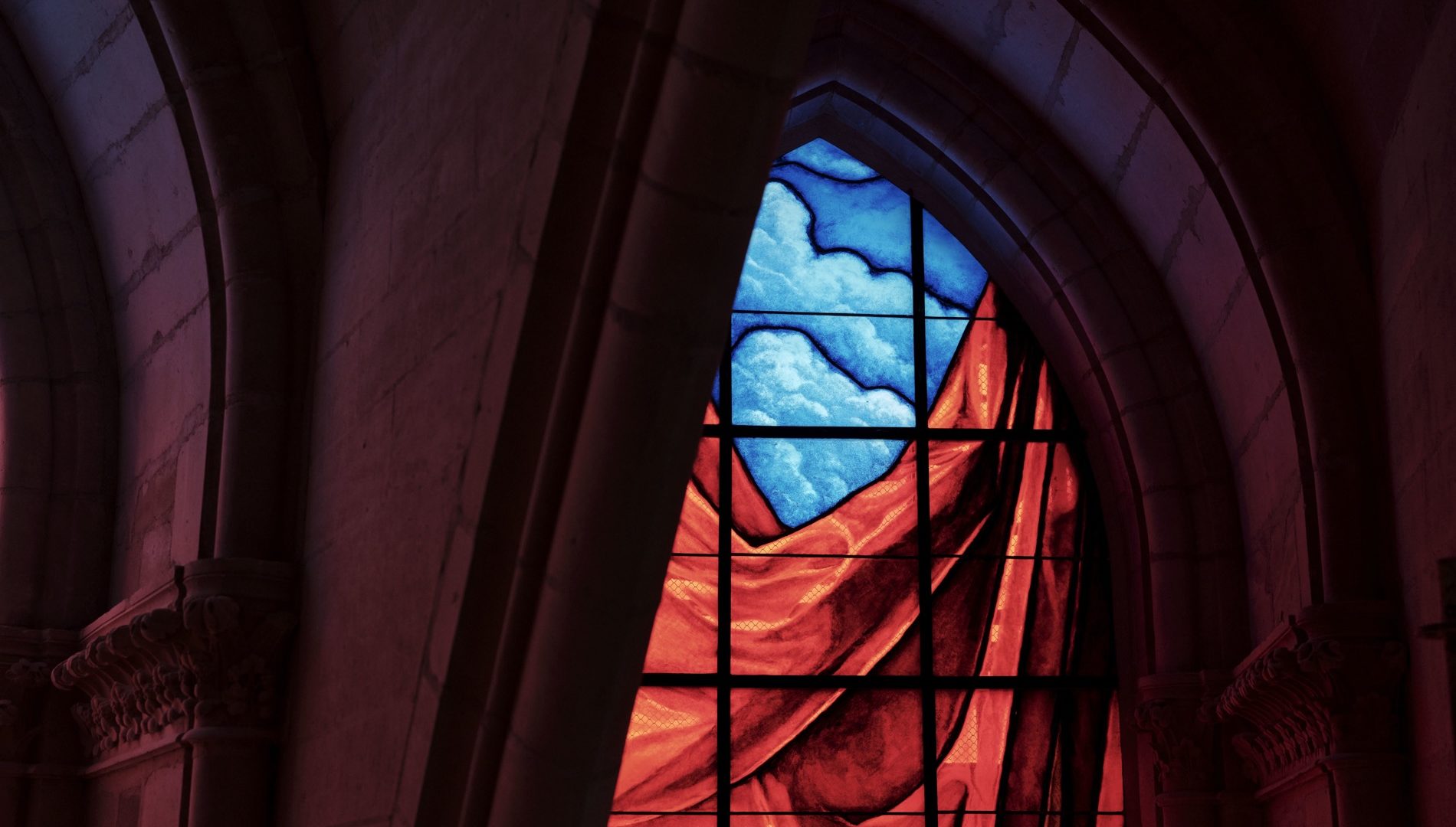 Palais du Tau, pose des vitraux dans la Chapelle palatine © Julie Limont - Centre des monuments nationaux